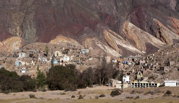 Målarens palett bergen och allvarliga gård i Maimara - Jujuy - Anderna - norra Argentina — Stockfoto