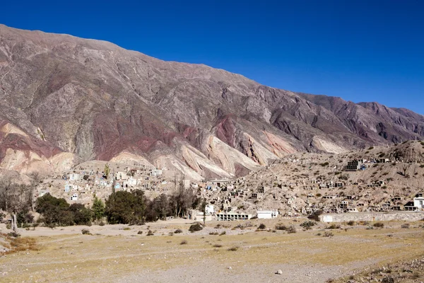 Målarens palett bergen och allvarliga gård i Maimara - Jujuy - Anderna i norra Argentina - Sydamerika — Stockfoto