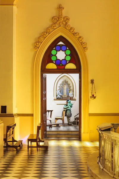 Menschen beten in der iglesia nuestra senora del rosario kirche in cafayate, provinz salta, nordargentinien - südamerika — Stockfoto
