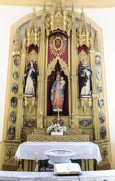 阿根廷北部萨尔塔省 cafayate 的 iglesia nuestra senora del rosario 教堂内的迫击炮 — 图库照片