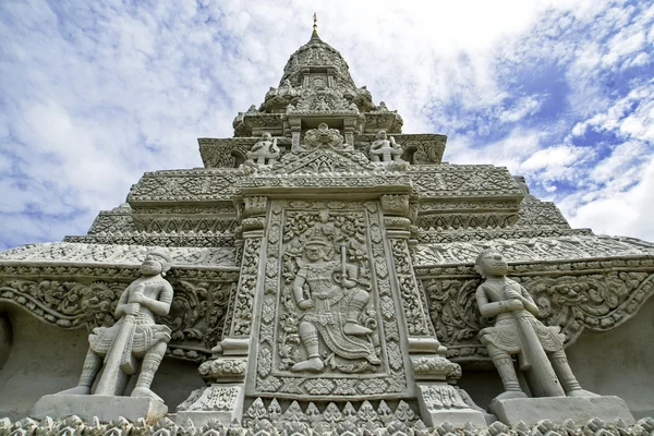 Silver pagoda inside the royal palace of Phnom Penh in Cambodia — Stock Photo, Image