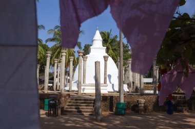 Bir büyük beyaz stupa / pagoda çevrili ayağı, Mihintale, Sri Lanka - Asya
