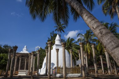 Bir büyük beyaz stupa / pagoda çevrili ayağı, Mihintale, Sri Lanka - Asya