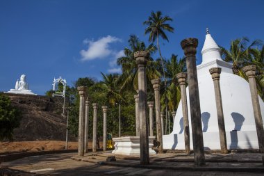 Bir büyük beyaz stupa / pagoda çevrili ayağı, Mihintale, Sri Lanka - Asya
