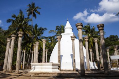 Bir büyük beyaz stupa / pagoda çevrili ayağı, Mihintale, Sri Lanka - Asya