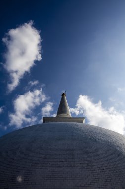 Beyaz stupa / pagoda çevrili ayağı, Mihintale, Sri Lanka - Asya