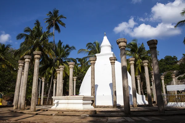 Una grande stupa bianca / pagoda circondata da pilastri, a Mihintale, Sri Lanka - Asia — Foto Stock