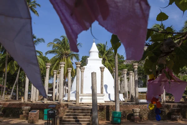 Una gran estupa / pagoda blanca rodeada de pilares, en Mihintale, Sri Lanka - Asia —  Fotos de Stock