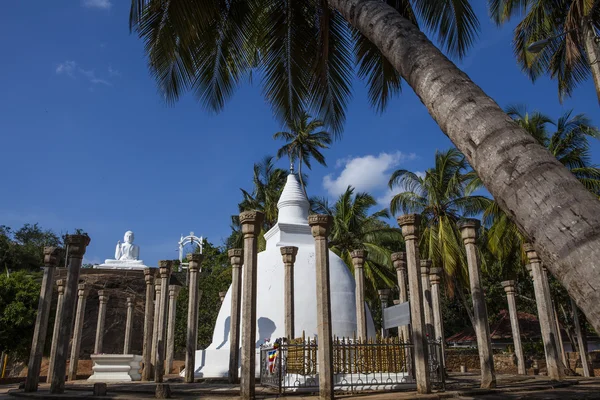 Un grand stupa / pagode blanc entouré de piliers, à Mihintale, Sri Lanka - Asie — Photo