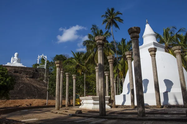 Duże białe stupy / pagoda otoczony filarami, w Mihintale, Sri Lanka - Asia — Zdjęcie stockowe