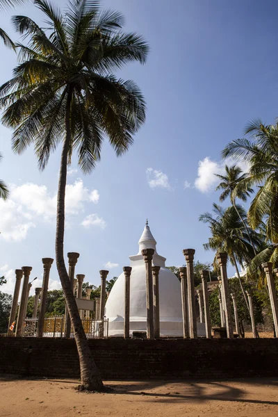 A big white stupa / pagoda surrounded by pillars, in Mihintale, Sri Lanka - Asia — Stock Photo, Image