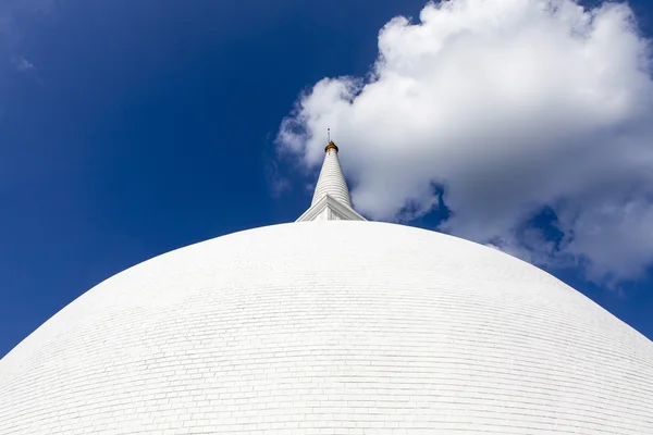 Un grand stupa / pagode blanc entouré de piliers, à Mihintale, Sri Lanka - Asie — Photo