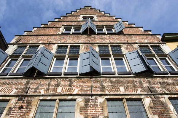 Fasada stary średniowieczny dom w centrum Gent - Flanders - Belgia — Zdjęcie stockowe