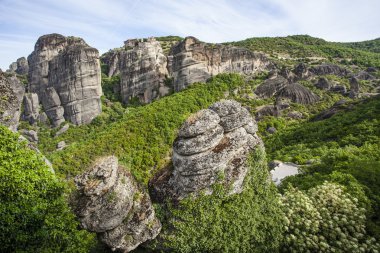 Manzaraya dağlar ve kayalar Roussanou rahibe manastırı Meteora - orta Yunanistan - Avrupa'nın üzerinden