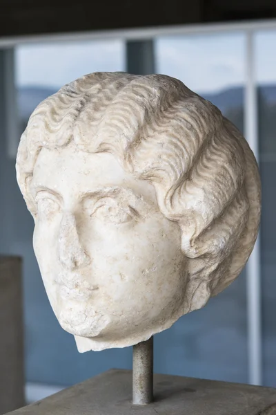 ギリシャの女性、古代アゴラ、アテネ、ギリシャの大理石の頭 — ストック写真