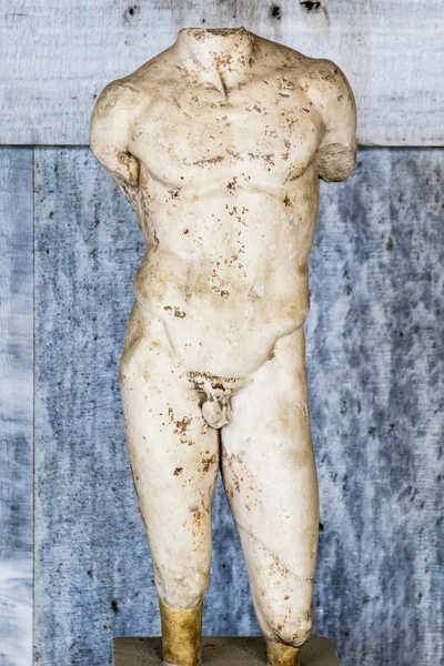 Estátua de mármore de um corpo masculino atlético na Ágora Antiga, Atenas - Grécia - Europa — Fotografia de Stock