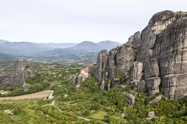 Vue de la monaterie Anapafsas d'Agios Nikolaos à Meteora - un site classé au patrimoine mondial de l'Unesco en Grèce centrale - Europe — Photo