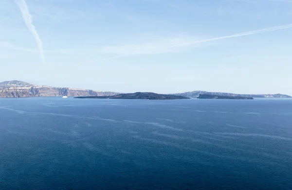 De krater van de vulkaan en de zee vanuit Oia (Ia) Santorini (Thera) Griekenland - Europa bekijken — Stockfoto