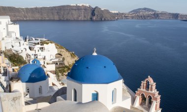 Bir küçük beyaz Rum Ortodoks Kilisesi tipik mavi çatılı Uçurumdaki Oia (IA), Santorini Adası, Kiklad Adaları Yunanistan