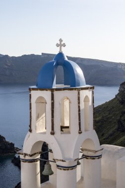 Bir küçük beyaz Rum Ortodoks Kilisesi tipik mavi çatılı Uçurumdaki Oia (IA), Santorini Adası, Kiklad Adaları Yunanistan