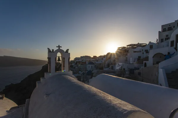 Iglesias blancas al atardecer en Oia (Ia) en Santorini (Thera) en Grecia - Europa —  Fotos de Stock