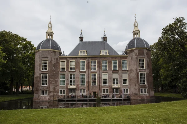 Fachada de Kasteel Oud Poelgeest un castillo medieval en Oegstgeest, Países Bajos — Foto de Stock