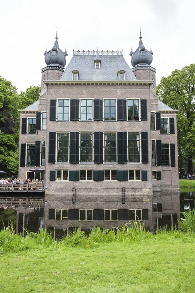 Gevel van Kasteel Oud-Poelgeest een middeleeuws kasteel in Oegstgeest, Nederland — Stockfoto