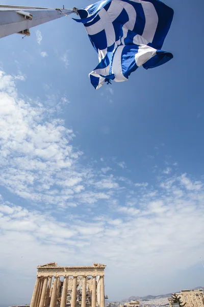 La bandera de Grecia y el en el fondo - Templo de Partenón - Acrópolis - Atenas - Grecia — Foto de Stock