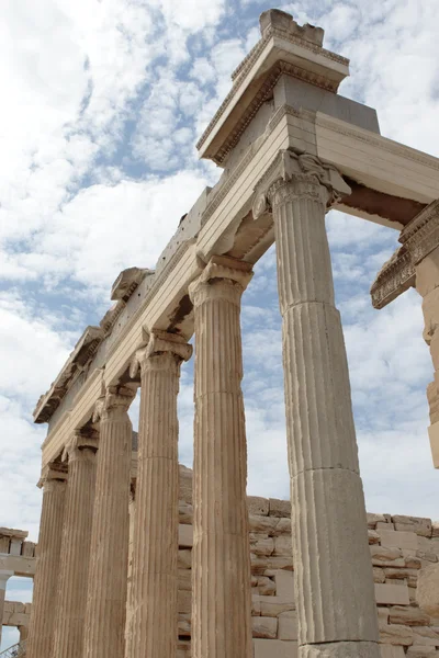 Ερείπια ο ναός του Ερεχθείου στο εσωτερικό του την Ακρόπολη - Αθήνα - Ελλάδα - Ευρώπη — Φωτογραφία Αρχείου