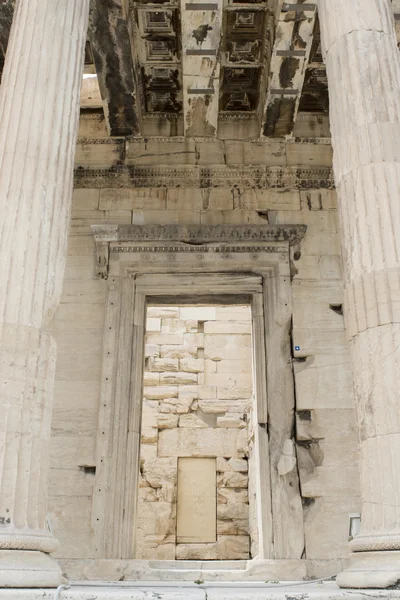 Eingangstür des Erechtheion-Tempels auf der Akropolis in Athen, Griechenland — Stockfoto