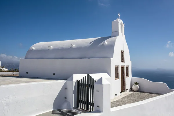 Weiße griechisch-orthodoxe Kapelle in oia (ia) auf der Insel Santorini (thera) - den Kykladen - Griechenland — Stockfoto