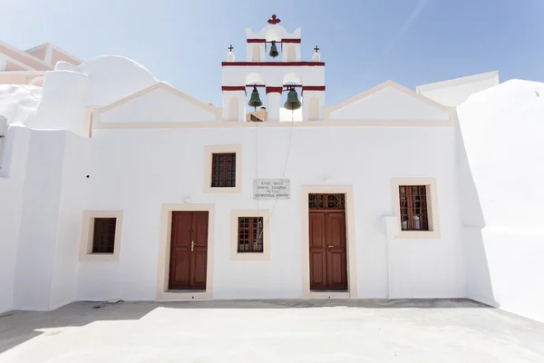 Fassade einer weißen griechisch-orthodoxen Kirche mit Glockenturm in oia, Santorini (thera) den Kykladen in Griechenland — Stockfoto