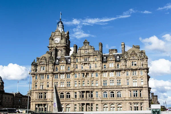 Facade of the Balmoral Hotel, um hotel de luxo de cinco estrelas ao lado da Estação Waverley em Edimburgo, Escócia, Reino Unido — Fotografia de Stock