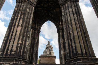 Scott anıt, bir Victorium Gotik anıt İskoç yazar Sir Walter Scott Edinburgh, İskoçya, İngiltere'de Princes Street bahçelerde