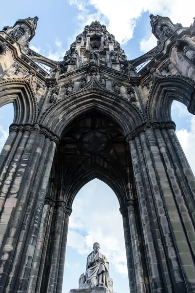 Scott Monument, sebuah monumen Victorium Gothic untuk penulis Skotlandia Sir Walter Scott di Princes Street Gardens di Edinburgh, Skotlandia, Britania Raya — Stok Foto