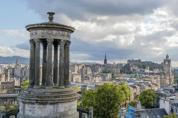 Calton Hill - Edinburg - İskoçya - Büyük Britanya'nın Edinburgh kaleden ve Edinburgh Merkezi görüntülemek — Stok fotoğraf