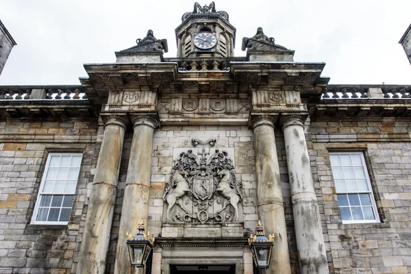 Sinal real sobre a entrada do Palácio de Holyrood (palácio da Rainha Maria) em Edimburgo, Escócia, Reino Unido — Fotografia de Stock