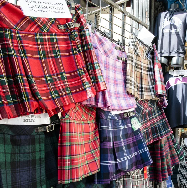 Шотландские килты на продажу в Эдинбурге - Шотландия — стоковое фото