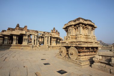 Zengin bir oyulmuş taş araba eski site Hampi, Karnataka, Hindistan Vittala Hindu tapınağı içinde