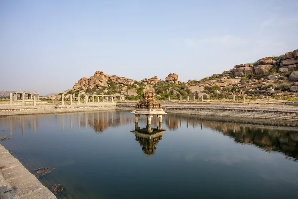 Pond near the Vittala Temple in the archeological site Hampi, Karnataka, India — Stock Photo, Image