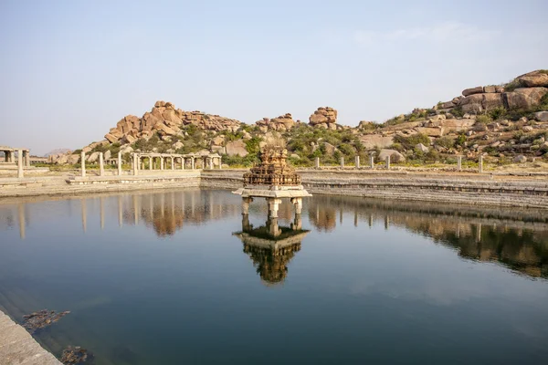 Pond near the Vittala Temple in the archeological site Hampi, Karnataka, India — Stock Photo, Image