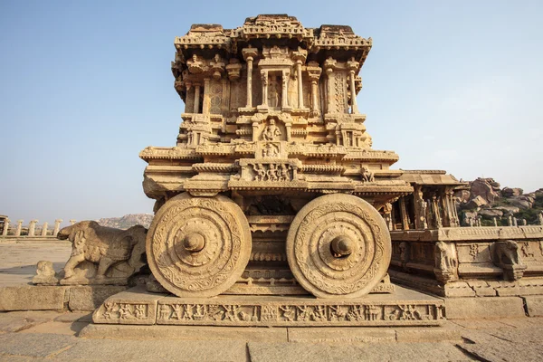Ett rikt huggen sten vagn inne i Vittala hinduiska templet i den antika platsen Hampi, Karnataka, Indien — Stockfoto