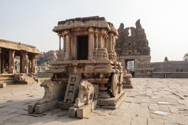Zengin bir oyulmuş taş araba eski site Hampi, Karnataka, Hindistan Vittala Hindu tapınağı içinde