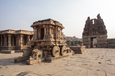 Zengin bir oyulmuş taş araba eski site Hampi, Karnataka, Hindistan Vittala Hindu tapınağı içinde