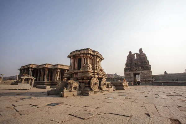 Ett rikt huggen sten vagn inne i Vittala hinduiska templet i den antika platsen Hampi, Karnataka, Indien — Stockfoto