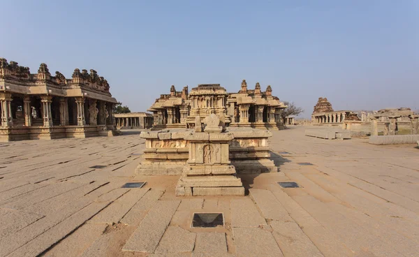 Ett rikt huggen sten vagn inne i Vittala hinduiska templet i den antika platsen Hampi, Karnataka, Indien — Stockfoto