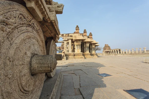 A rich carved stone chariot inside the Vittala Hindu temple in the ancient site Hampi, Karnataka, India — Stock Photo, Image