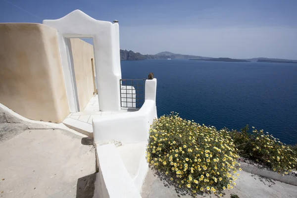 Weiße häuser von oia (ia) auf der insel santorini (thera) - die kykladen in griechenland - europa — Stockfoto