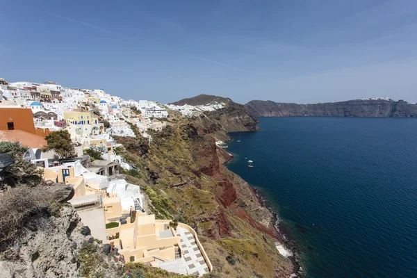ギリシャ、キクラデス諸島サントリーニ島、海を見渡す崖の上イアの白い町 — ストック写真