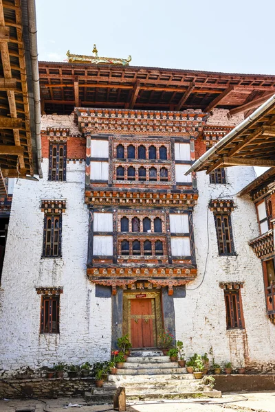 Dziedziniec - wnętrze klasztoru Luentshe (Lhuntse) Dzong we wschodnim Bhutanie - Asia — Zdjęcie stockowe